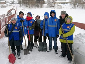 В выходные дни барнаульские дружинники присоединились к уборке снега в городе