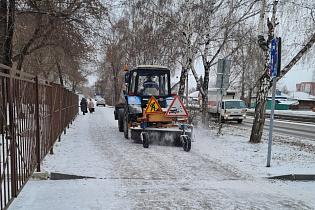 В Барнауле дорожные службы продолжают очистку улиц от снега