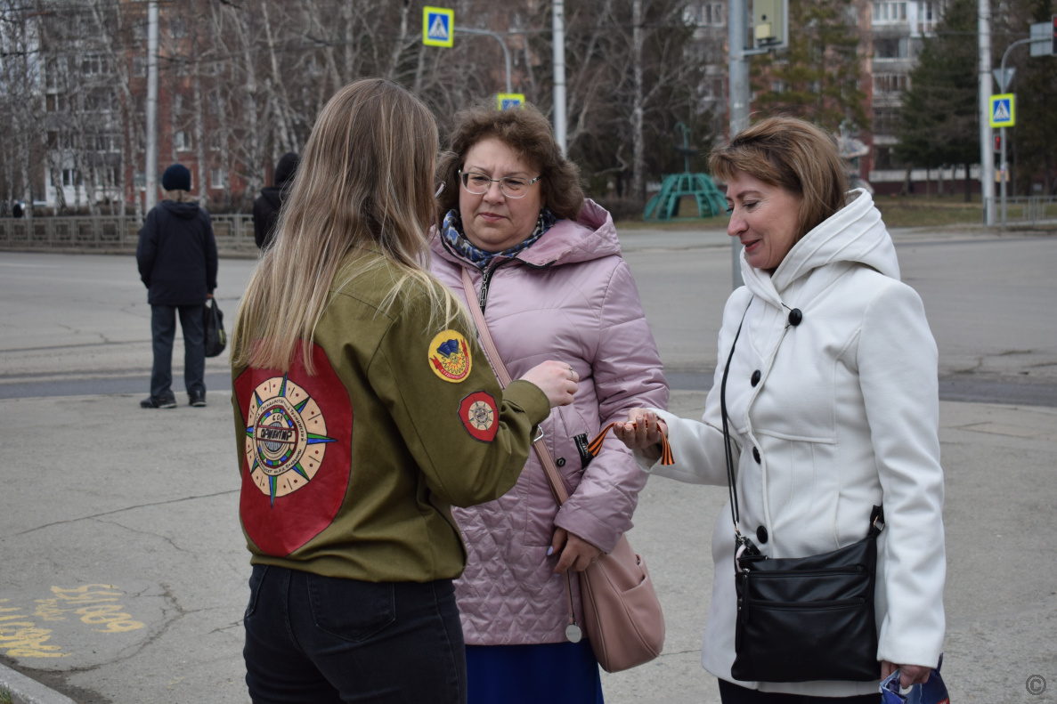 Жителям Барнаула вручают георгиевские ленты в рамках всероссийской  патриотической акции БАРНАУЛ :: Официальный сайт города