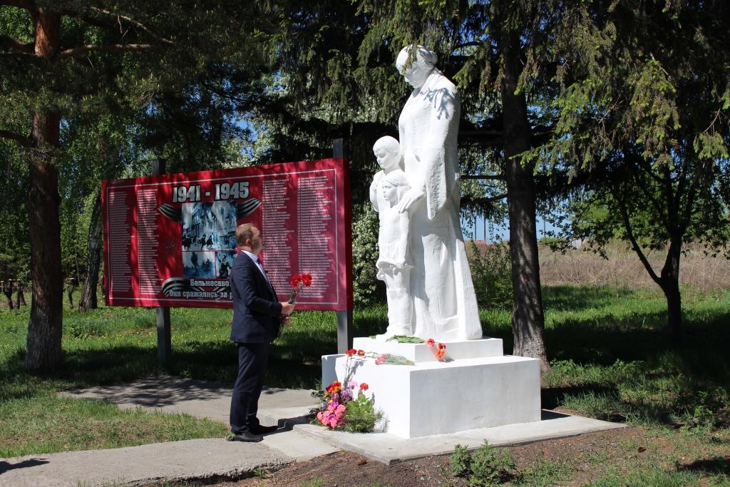 Памятники барнаул цены фото В Центральном районе Барнаула возложили цветы к обновленным памятникам БАРНАУЛ :