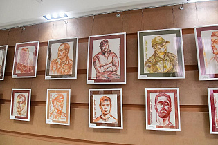 В День России в Барнауле открылась выставка портретов участников СВО