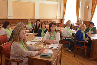 Вопросы обеспечения школьников учебниками и организации специализированной смены в загородном лагере обсудил Совет женщин при главе Барнаула 