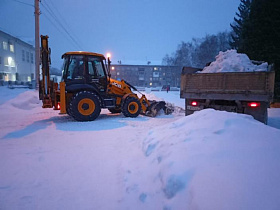 В ночь на 21 декабря в Барнауле вывозили снег с улиц Попова, Малахова, Гвардейской, Ползунова, Северо-Западной