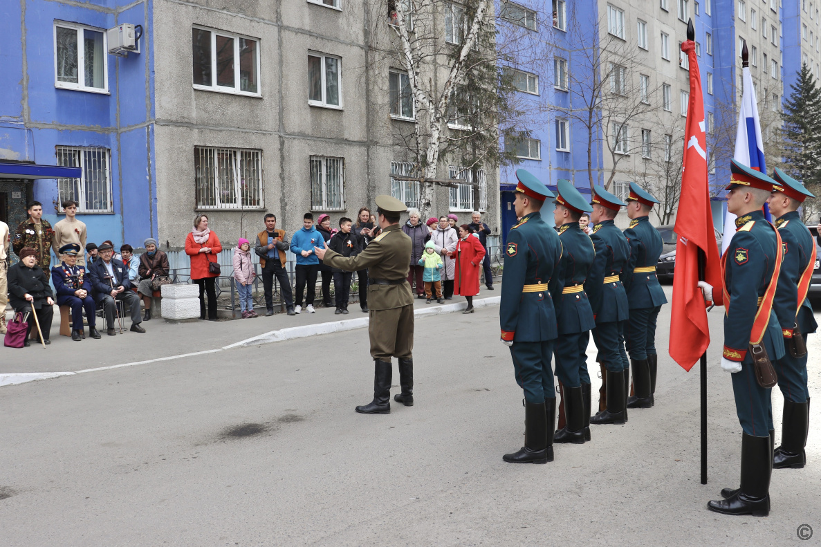 В Барнауле состоялась акция «Парад у дома ветерана» БАРНАУЛ :: Официальный  сайт города