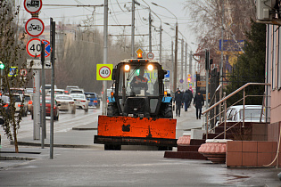Техника обрабатывает дороги Барнаула противогололедными материалами