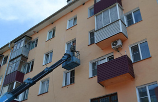 Управляющие организации Барнаула приводят в порядок фасады многоквартирных домов на красных линиях