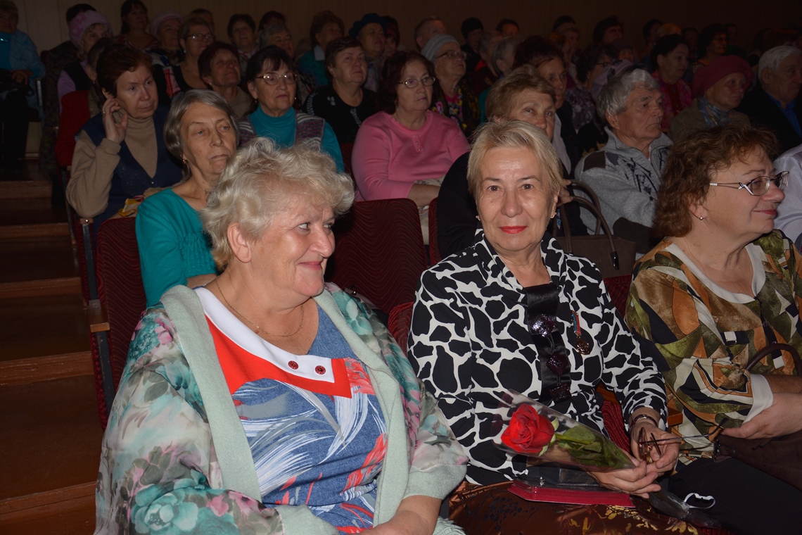 культпоход барнаул. бабушка с наградами 100 лет. для пожилых людей барнаул. пансионат для пенсионеров. день пожилого человека барнаул железнодорожный район.