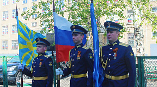 В преддверии Дня Победы во дворах Барнаула для ветеранов проводят концерты
