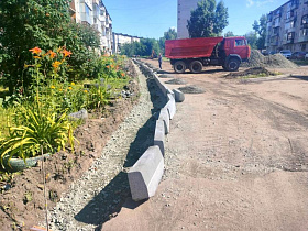 В рамках национального проекта «Инфраструктура для жизни» в в Барнауле продолжается благоустройство дворовых территорий