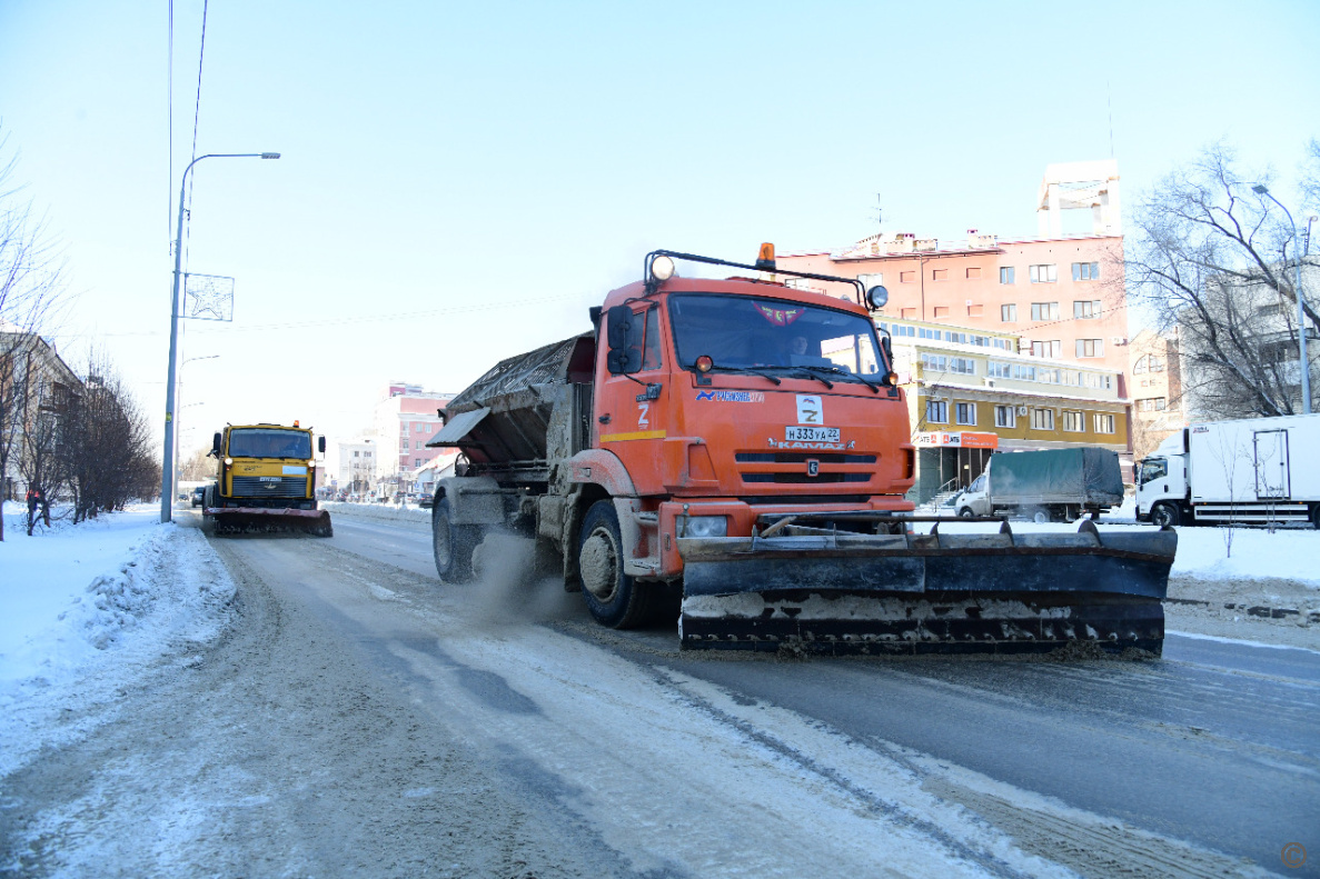 Более 150 тонн противогололедных реагентов использовано для посыпки дорог в  ночную смену | 15.12.2022 | Барнаул - БезФормата