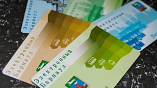 Почти каждая четвертая поездка в общественном транспорте Барнаула оплачивается безналичным способом