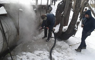 В Барнауле устранили заторы изо льда, вызвавшие поднятие уровня воды в реке Пивоварке