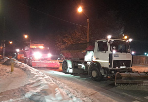 В ночь со 2 на 3 января на дорогах Барнаула было посыпано более 250 тонн противогололедных реагентов