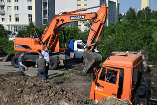 "Росводоканал Барнаул" в круглосуточном режиме устраняет повреждение на ул. Малахова, 136