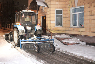 В Барнауле для очистки дорог и дворов от снега работает более 80 единиц техники 