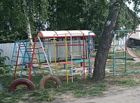 В Барнауле общественники своими силами обустроили детскую площадку на проезде 6-м Инициативном