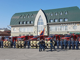 Торжественный развод пожарно-спасательных подразделений Барнаула состоялся в День России 