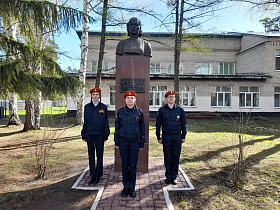Школьники Барнаула несут «Вахту Памяти» у памятных мест города