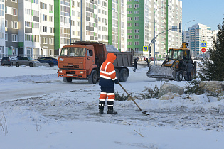 Зимняя техника продолжает работу на дорогах Барнаула