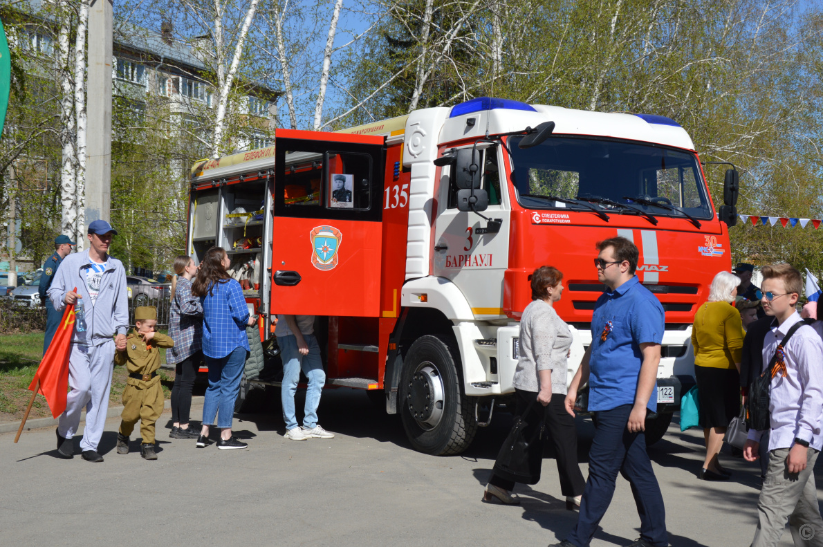 В сквере имени Германа Титова идёт праздничная программа, посвященная 79-й  годовщине Победы в Великой Отечественной войне БАРНАУЛ :: Официальный сайт  города