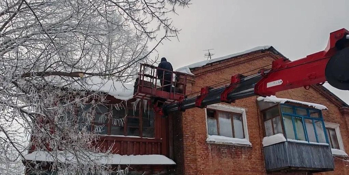 В Октябрьском районе очистили кровли аварийных домов