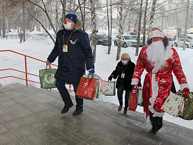 «Новый год в каждый дом»: 1100 подарков получат дети медицинских работников Барнаула