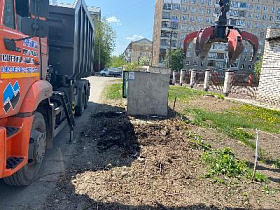 В Индустриальном районе Барнаула продолжают вывозить мусор с контейнерных площадок