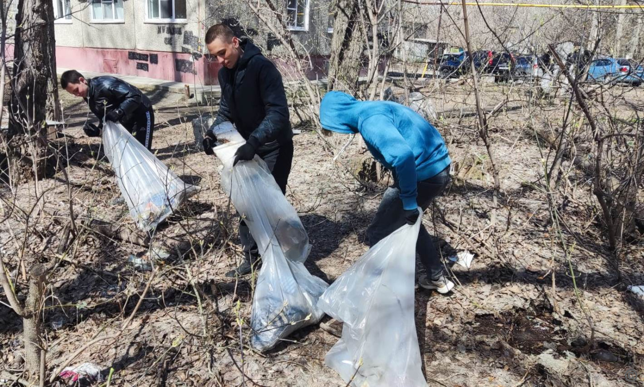 В акциях в рамках месячника санитарной очистки в Ленинском районе участвуют  студенты, школьники, жители | 23.04.2024 | Барнаул - БезФормата