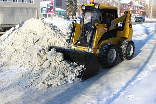 В Барнауле новые мини-погрузчики убирают снег с тротуаров 