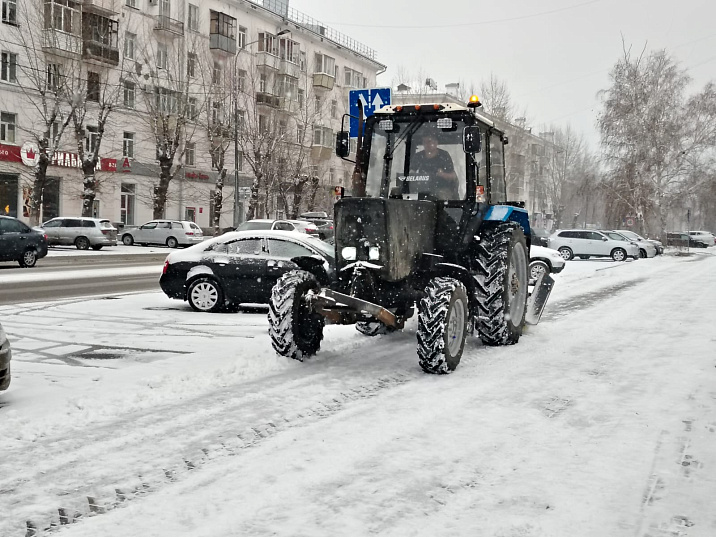 Дорожная служба продолжает чистить дороги и тротуары после снегопада 