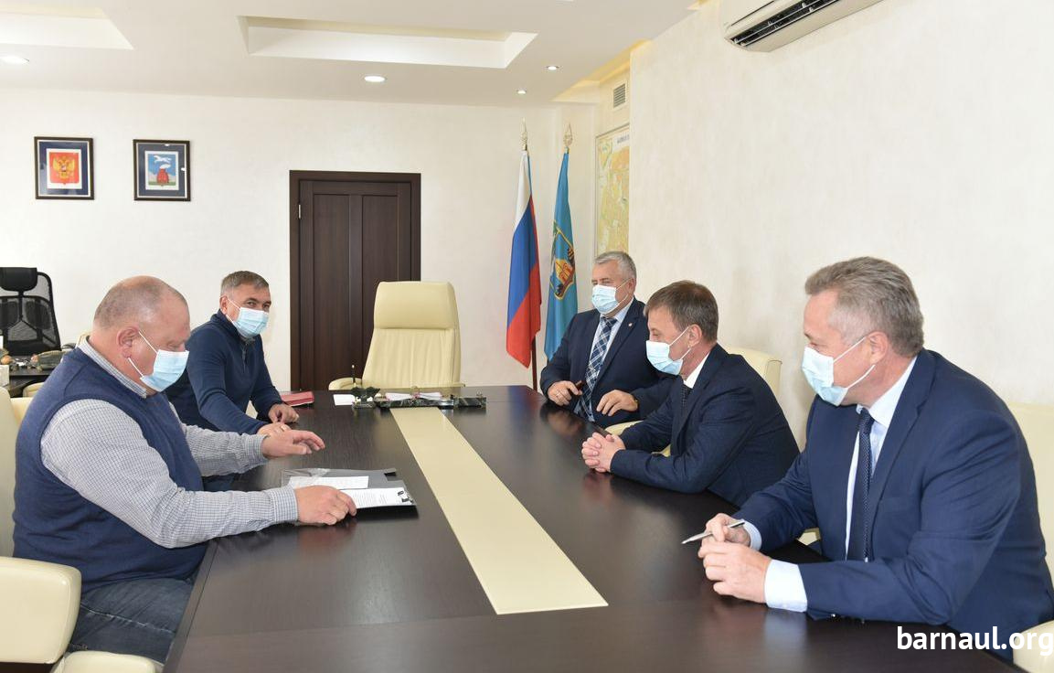 Глава города Вячеслав Франк встретился с командирами пилотажной группы «Стрижи»