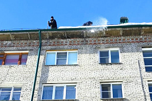 Кровли домов в Октябрьском районе Барнаула продолжают очищать от снега и наледи