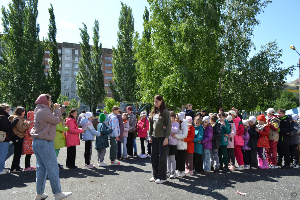 В микрорайоне Новосиликатный общественники поздравили маленьких жителей |  31.05.2024 | Барнаул - БезФормата