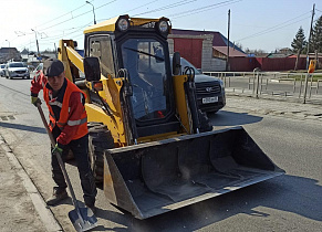 Дорожная служба продолжает санитарную очистку городских дорог