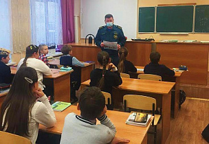 В Барнауле для школьников провели уроки по безопасности и правилам поведения на льду