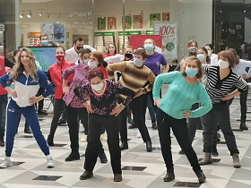 Массовой зарядкой со спортсменами встретили День здоровья барнаульцы