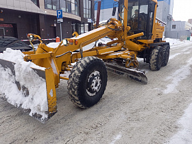 Снегоуборочная техника на дорогах Барнаула 2 декабря 