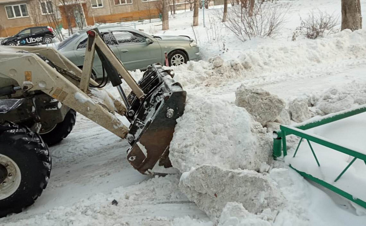 В Барнауле дворы и кровли многоэтажек очищают после снегопадов