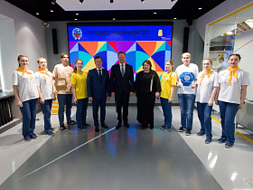 Виктор Томенко посетил новый образовательно-производственный центр легкой промышленности в Барнауле