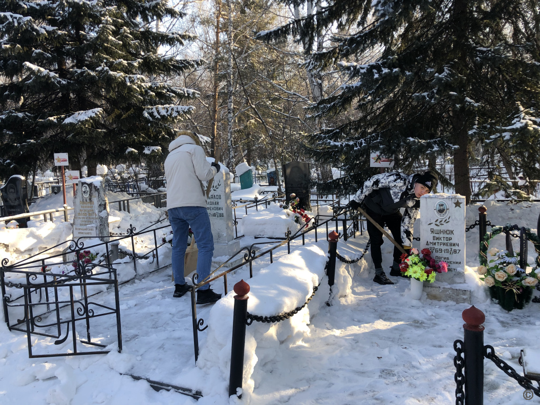 Аллею Памяти на Власихинском кладбище очистили от снега в рамках  патриотической акции БАРНАУЛ :: Официальный сайт города