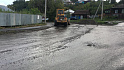 Дорожная служба  очищает проблемные участки ливневой канализации в Барнауле для ускорения спуска воды
