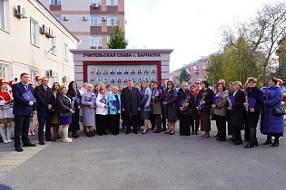 В Барнауле открыли обновленную Доску Почета «Учительская слава города Барнаула»