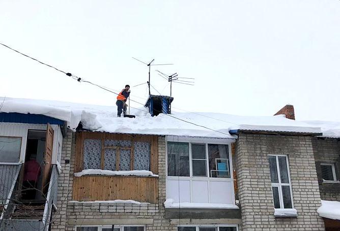 Барнаульцам напоминают, куда обращаться по вопросам уборки снега с крыш и придомовой территории