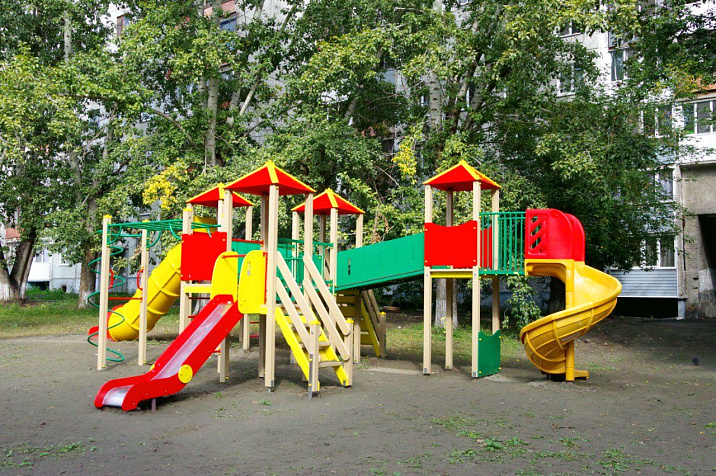 Детские площадки по нацпроекту «Жилье и городская среда» обновлены в 39 дворах Барнаула