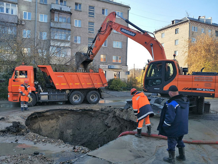 Барнаульский водоканал устраняет нештатную ситуацию на водопроводной сети по адресу Димитрова, 66