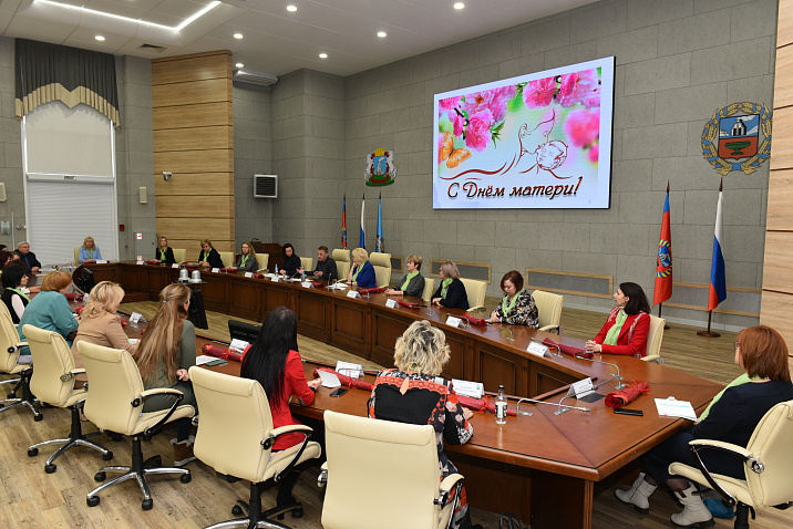 Вячеслав Франк поздравил Совет женщин с наступающим Днем матери