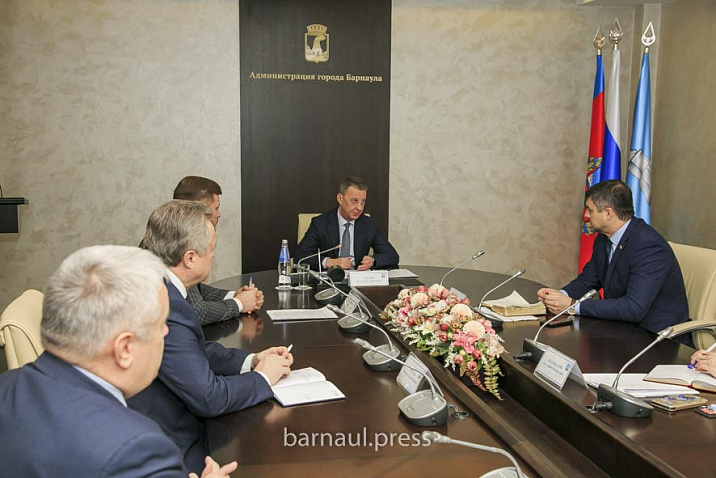 В администрации Барнаула обсудили вопросы создания предприятия по обслуживанию городских парков