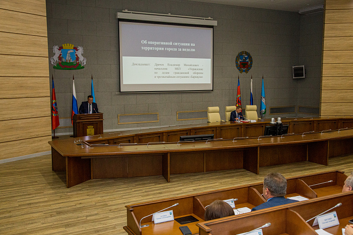 Вячеслав Франк провел в администрации города еженедельное аппаратное совещание