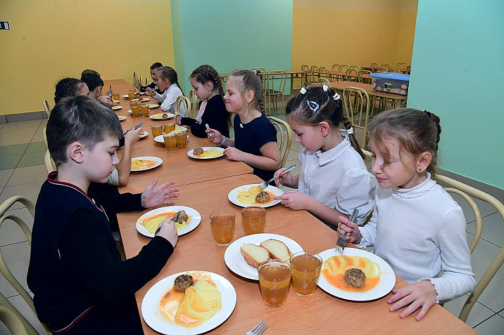 Организацию питания школьников проверили в барнаульской школе №133