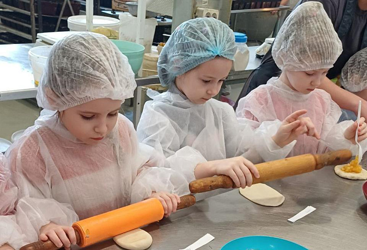 Барнаульские дошкольники посетили экскурсию в пекарне 